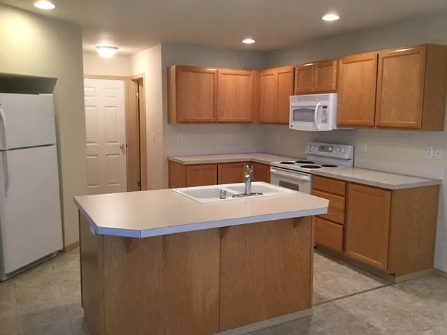3 bed, 2.5 bath, 1600 sqft, $2,660 — Photo 2