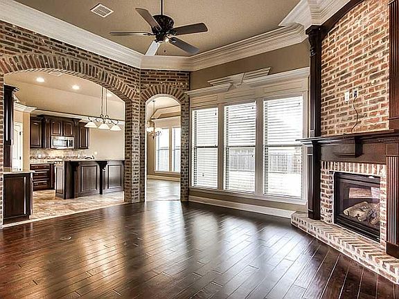 4th image of 914 Royal Cir