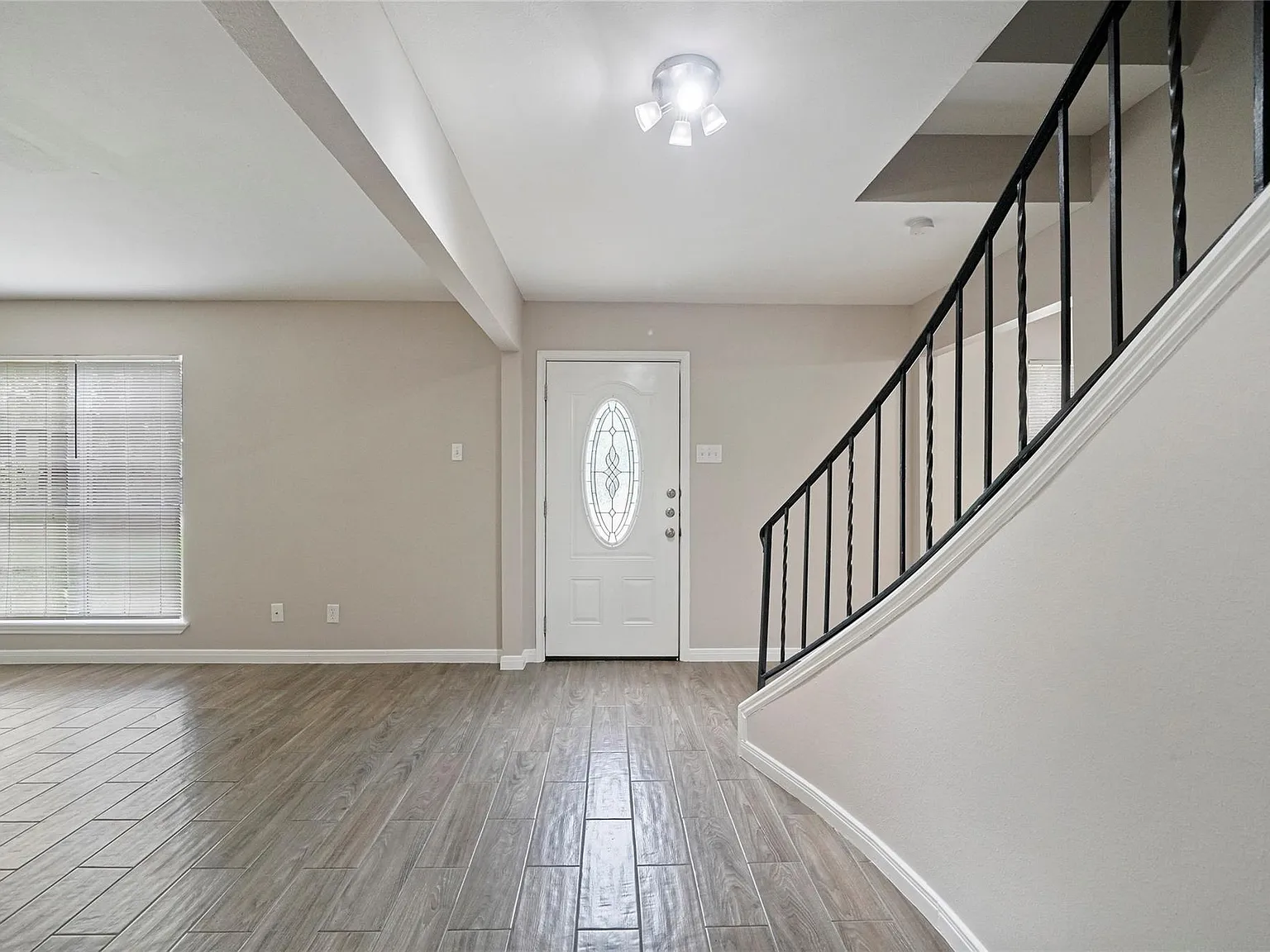 4 bed, 2.0 bath, 2460 sqft, $2,449 — Photo 4