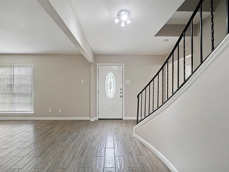 643 Ames St — Photo 4