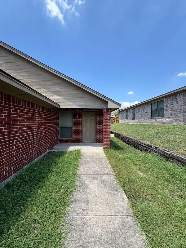 3 bed, 2.0 bath, 1094 sqft, $1,550 — Photo 3