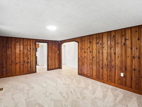 4th image of 136 Bayberry St