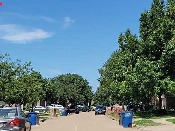 Exterior Neighborhood (street photo)