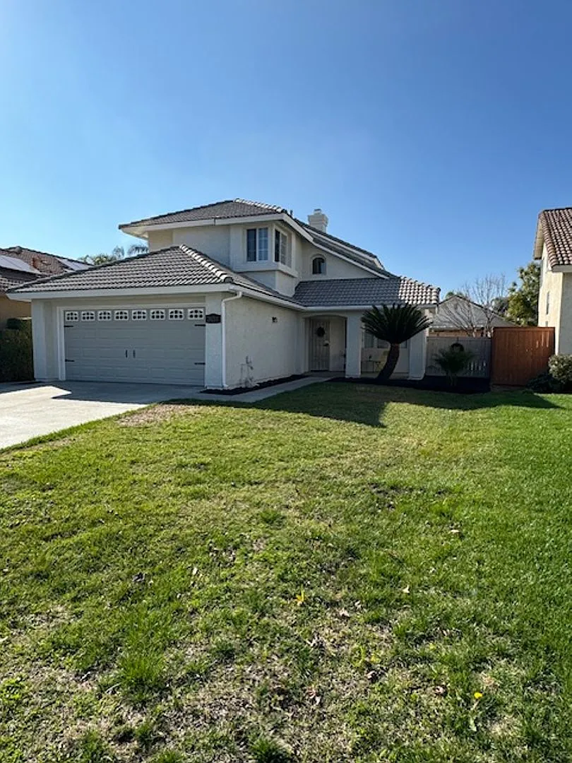 Don't miss out on this 4 bedroom home ready for rent. — Photo 1