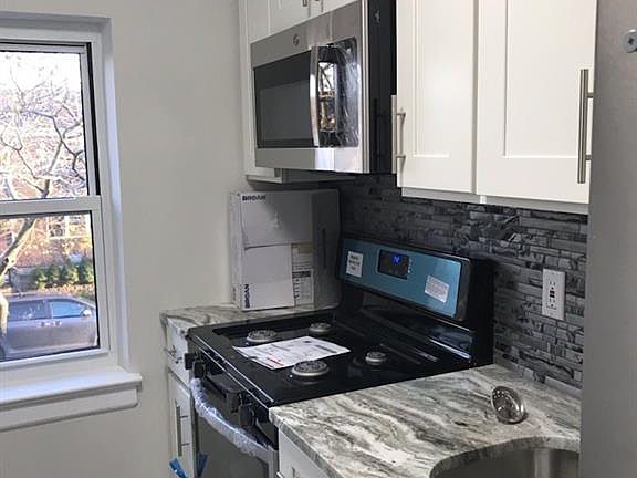 3rd image of 304 Bay 19th St #B