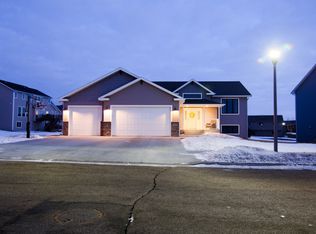 4806 Feldspar Dr, Bismarck, ND 58503