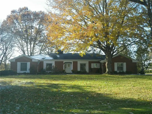 111 Woodland Dr, Manchester, IA 52057