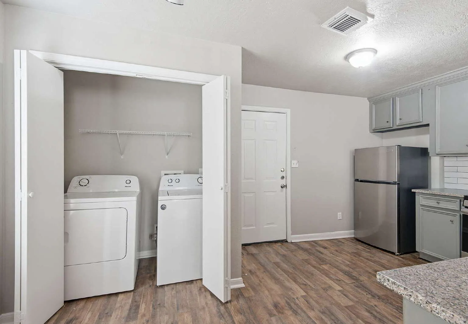 2 bed, 1.0 bath, 900 sqft, $1,350 — Photo 4
