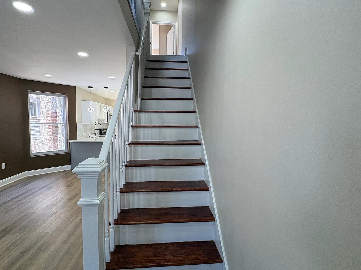 3 bed, 2.5 bath, 1050 sqft, $2,100 — Photo 4
