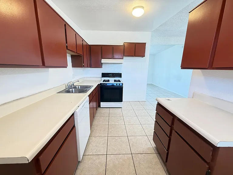 305 Oasis Dr — Photo 5