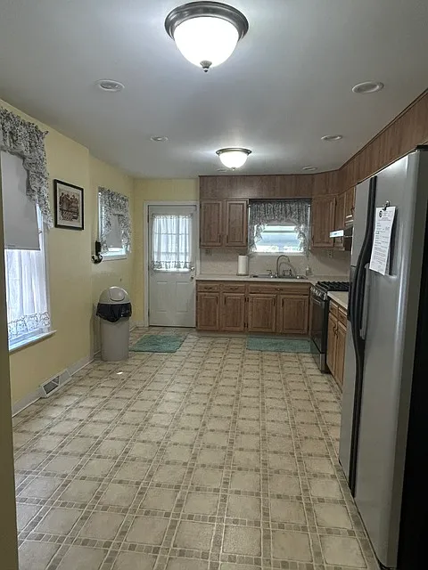 3 bed, 1.5 bath, 1597 sqft, $1,900 — Photo 1