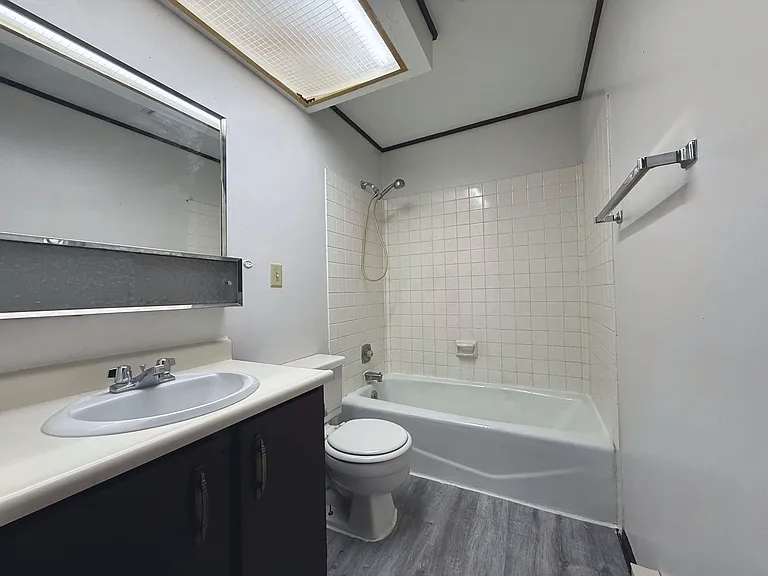 424 E State St #B — Photo 4