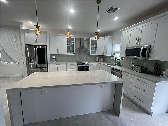 2nd image of 900 NE 191st St #900
