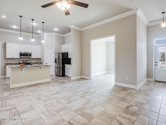 5th image of 15044 Belhaven St