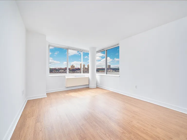 160 Riverside Blvd #16P — Photo 4