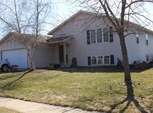 205 Oakbrook Dr, Lake Mills, WI 53551