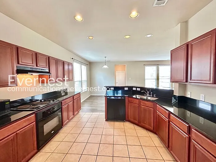 3 bed, 2.5 bath, 1668 sqft, $2,145 — Photo 2