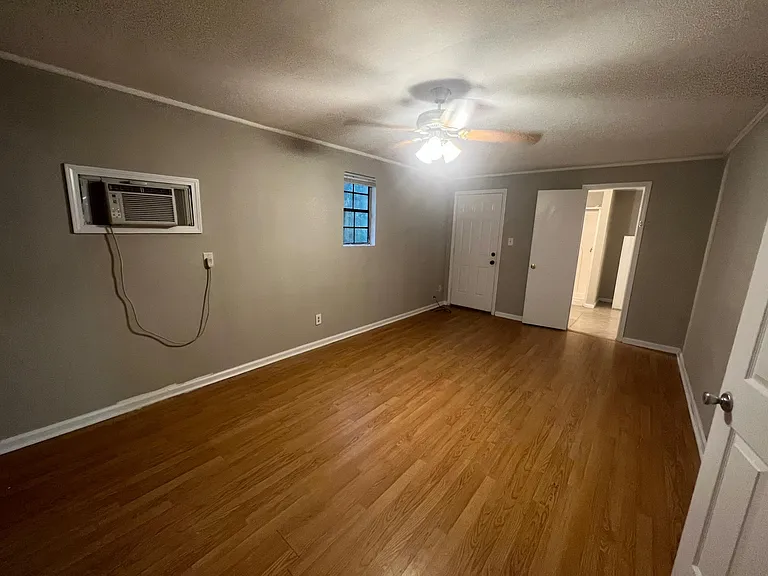 812 Robin Hood Trl — Photo 13