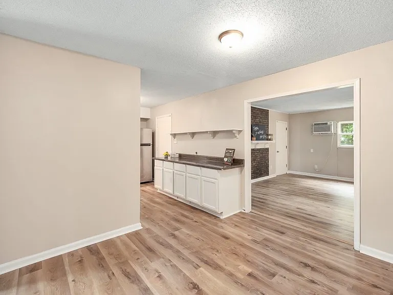 219 Melwood St — Photo 5