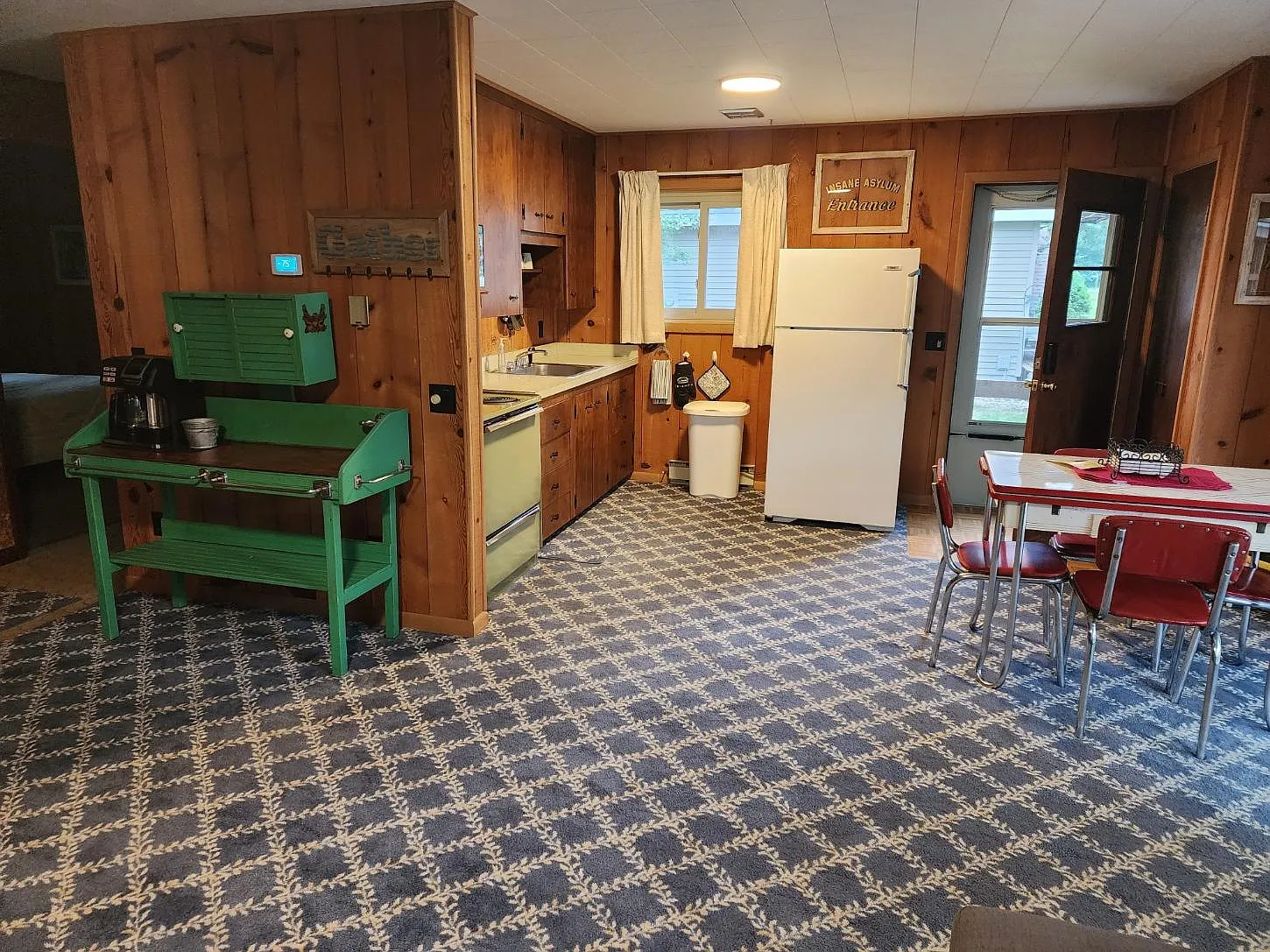 3 bed, 1.5 bath, 924 sqft, $1,350 — Photo 3