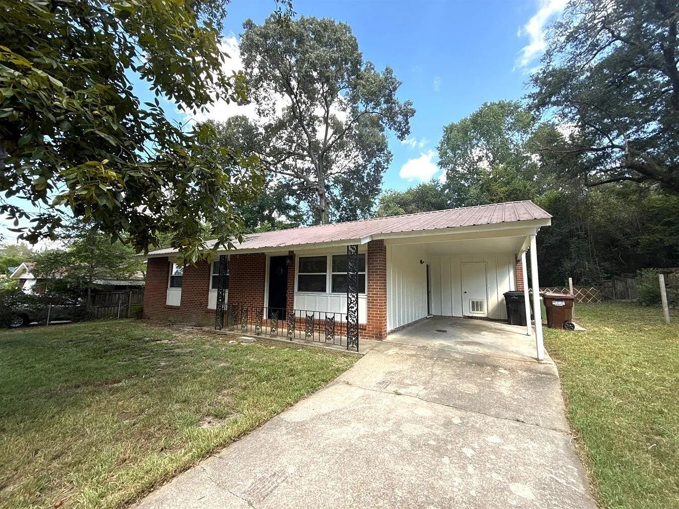710 Greenbrier Dr — Photo 2