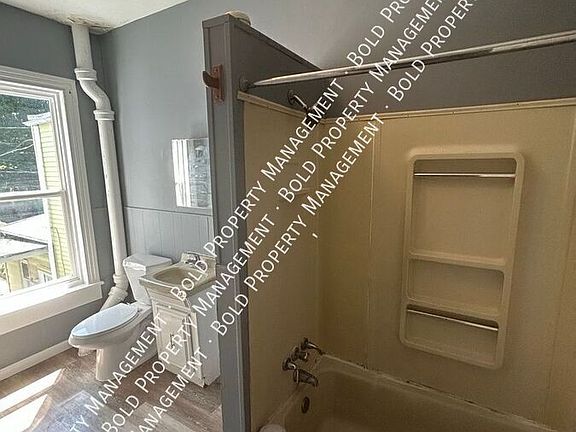 4th image of 427 Locust St