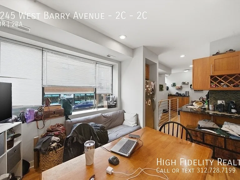 2245 W Barry Ave #2C — Photo 4