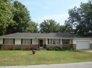 711 Morningside Dr, Carthage, MO 64836