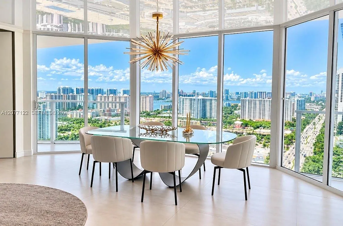 La Perla Condo — Photo 2