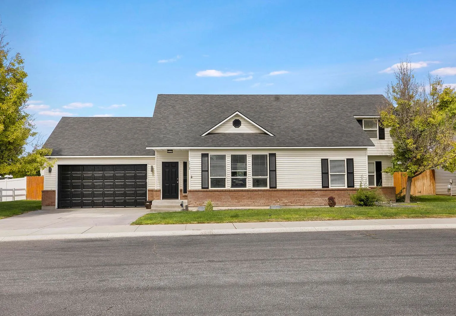 4 bed, 2074 sqft, $2,200 — Photo 1