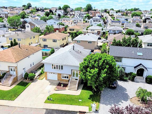 3rd image of 1033 Park Dr
