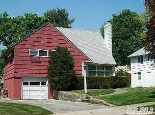 4 Andover Rd, Port Washington, NY 11050