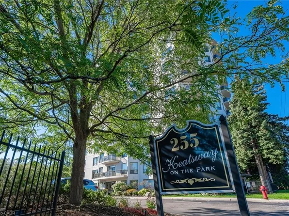 255 Keats Way #1404, Waterloo, ON N2L 6N6