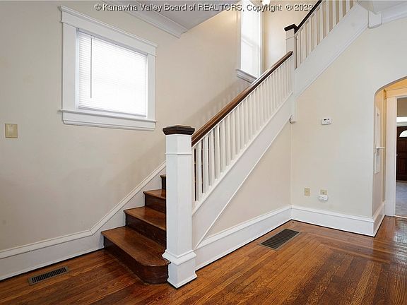 4th image of 1526 Lee St E