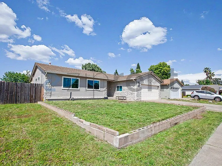 2307 N Cirby Way — Photo 5