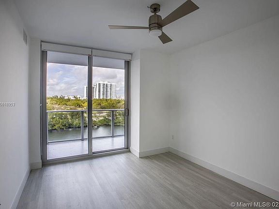 3rd image of 16385 Biscayne Blvd Unit 403