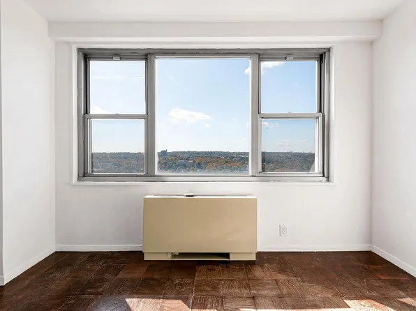 70-25 Yellowstone Boulevard image 9 of 29