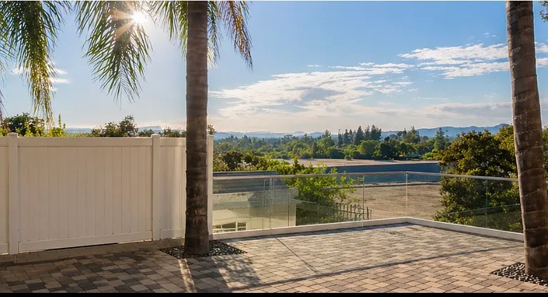 1505 Riviera Dr — Photo 3