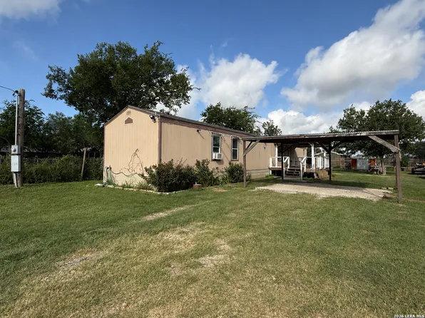 723 Kayroe Rd, Adkins, TX 78101