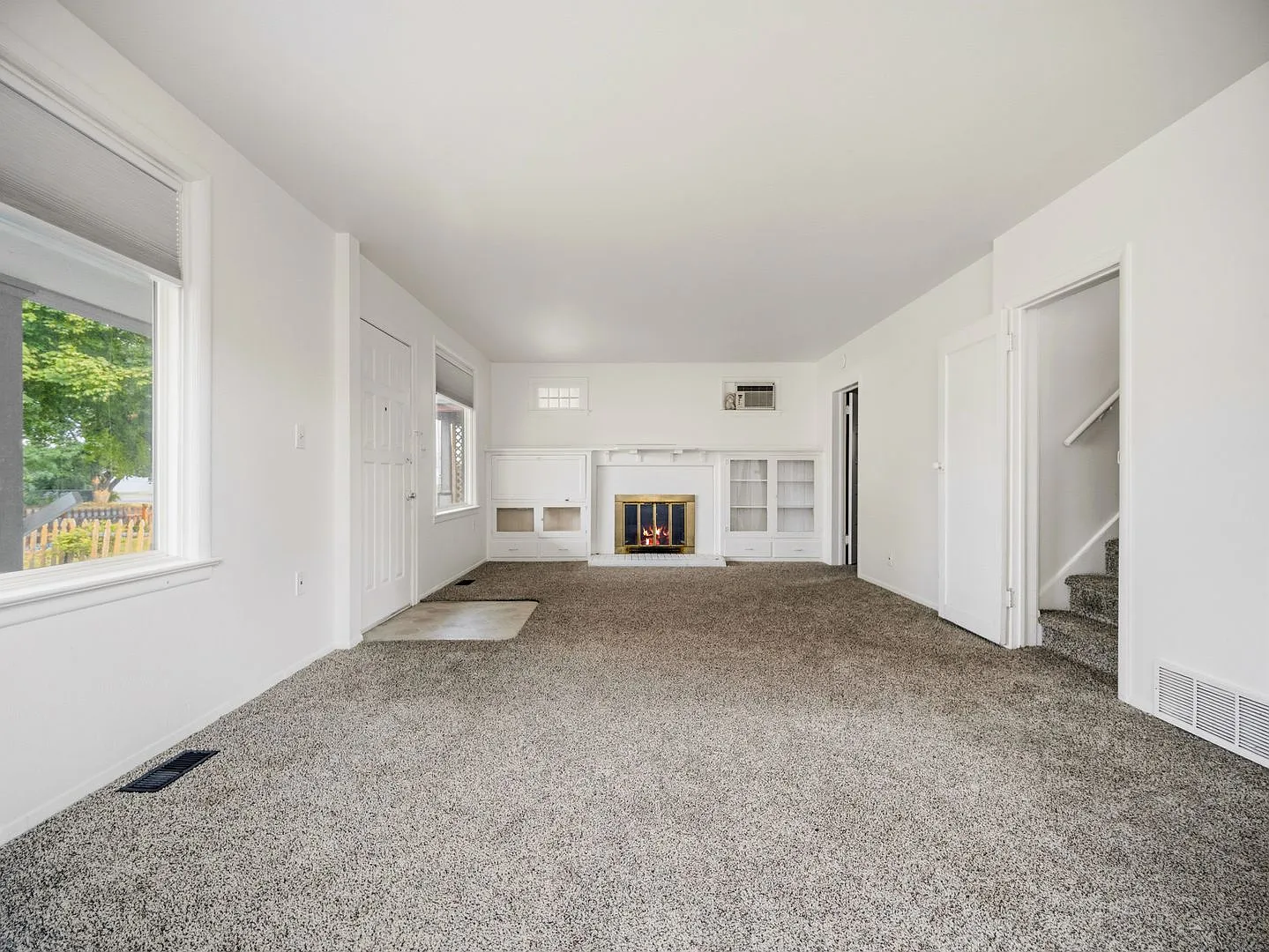 Nice home, close to shopping large yard — Photo 4