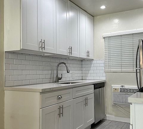 3rd image of 7555 De Longpre Ave APT 4