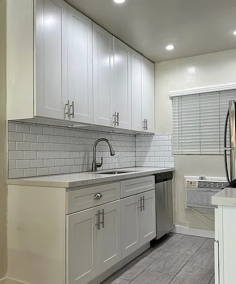 7555 De Longpre Ave #4 — Photo 3