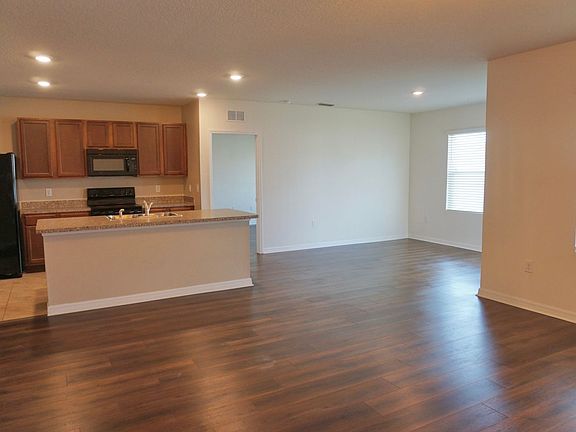 5th image of 609 Squires Grove Dr