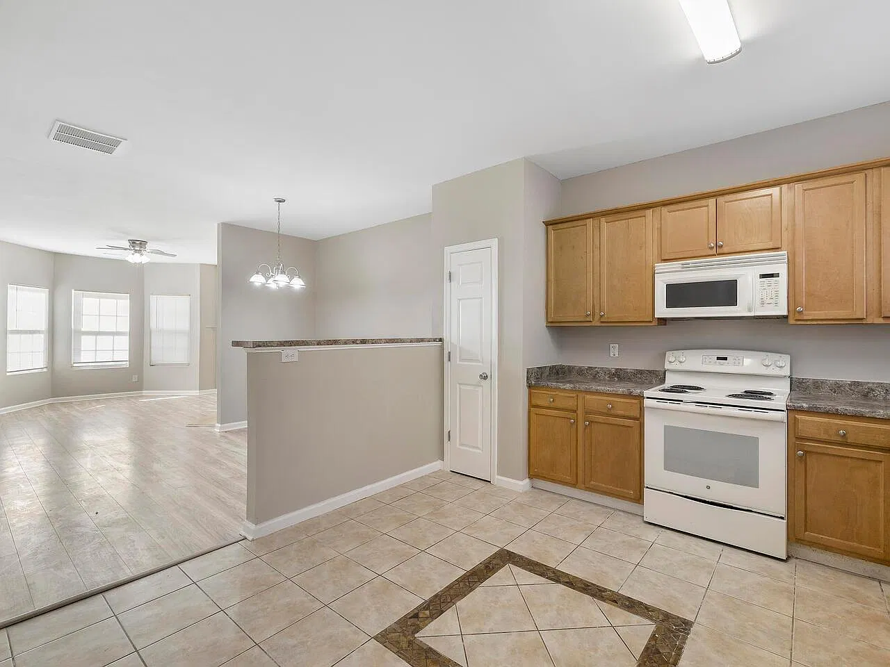 3 bed, 2.5 bath, 1366 sqft, $1,700 — Photo 4