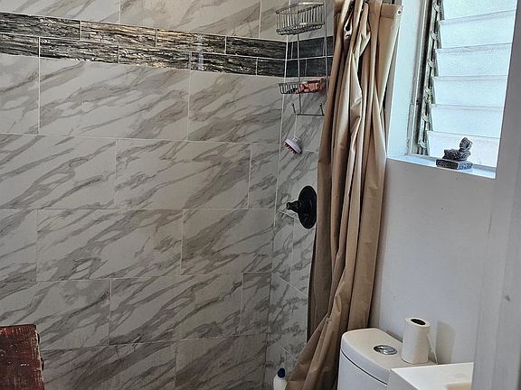 5th image of 1060 E Washington Ave E #11