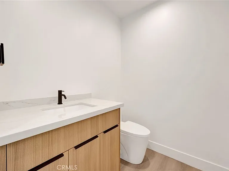 6734 Gentry Ave — Photo 8