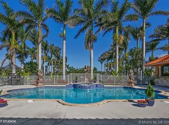 Beautiful Large Custom Pool/Patio area with Spa and Fountains, Summer Kitchen, Rod Iron White Fence