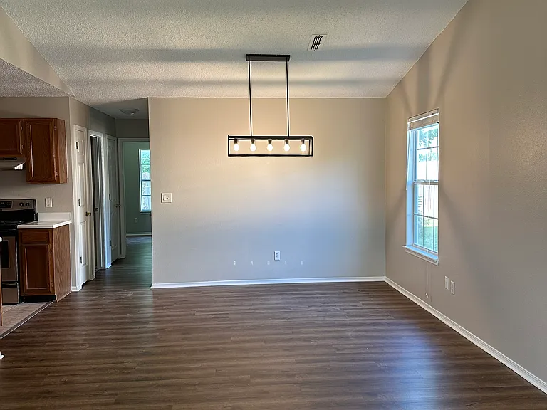460 E Evergreen Ln — Photo 2