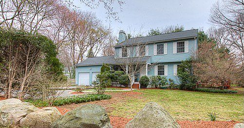 Lovely Colonial in Great Neighborhood and Easy Commute!