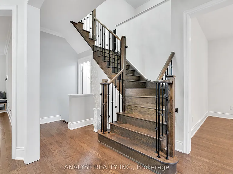61 Ross Vennare Cres — Photo 22